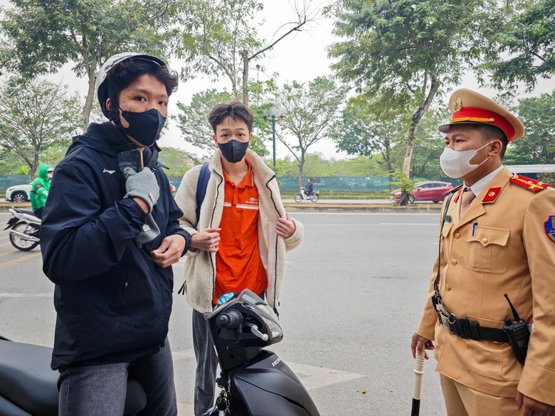 CSGT xử l&yacute; loạt học sinh vi phạm, phụ huynh tất tả đến k&yacute; bi&ecirc;n bản- Ảnh 1.