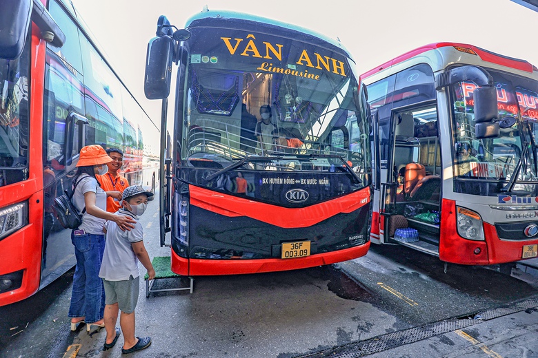 Xe đủ kh&aacute;ch kh&ocirc;ng cần chờ giờ xuất bến- Ảnh 2.