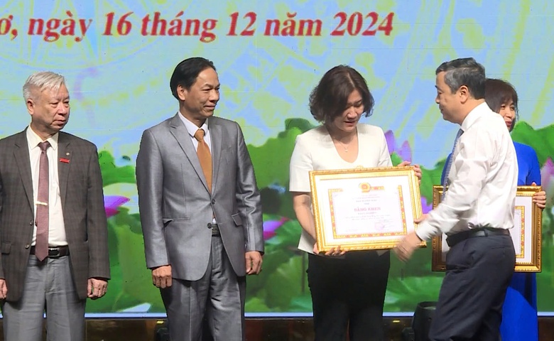 B&aacute;o Giao th&ocirc;ng nhận Bằng khen của Ban Tuy&ecirc;n gi&aacute;o Trung ương- Ảnh 1.