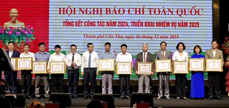 B&aacute;o Giao th&ocirc;ng nhận Bằng khen của Ban Tuy&ecirc;n gi&aacute;o Trung ương- Ảnh 2.