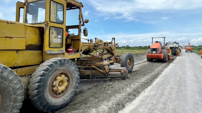 Thời tiết bất lợi l&agrave;m chậm tiến độ thi c&ocirc;ng n&acirc;ng cấp hai tuyến đường bộ khu vực ĐBSCL- Ảnh 1.