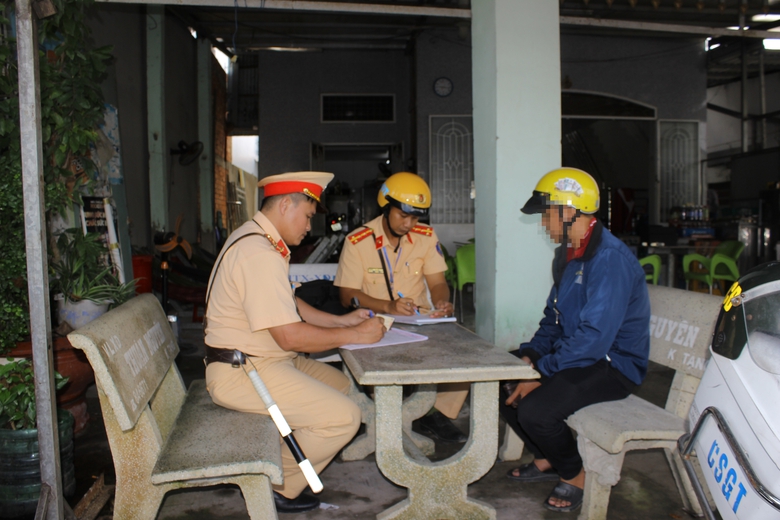 Hậu Giang: Xử nghi&ecirc;m c&aacute;c trường hợp phương tiện lưu th&ocirc;ng kh&ocirc;ng đ&uacute;ng l&agrave;n đường- Ảnh 1.