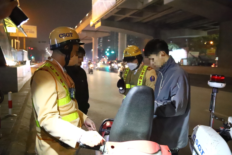 Xuy&ecirc;n đ&ecirc;m theo ch&acirc;n c&aacute;c "khắc tinh" tội phạm đường phố- Ảnh 15.