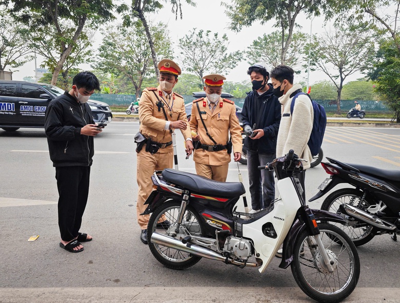 CSGT xử l&yacute; loạt học sinh vi phạm, phụ huynh tất tả đến k&yacute; bi&ecirc;n bản- Ảnh 3.