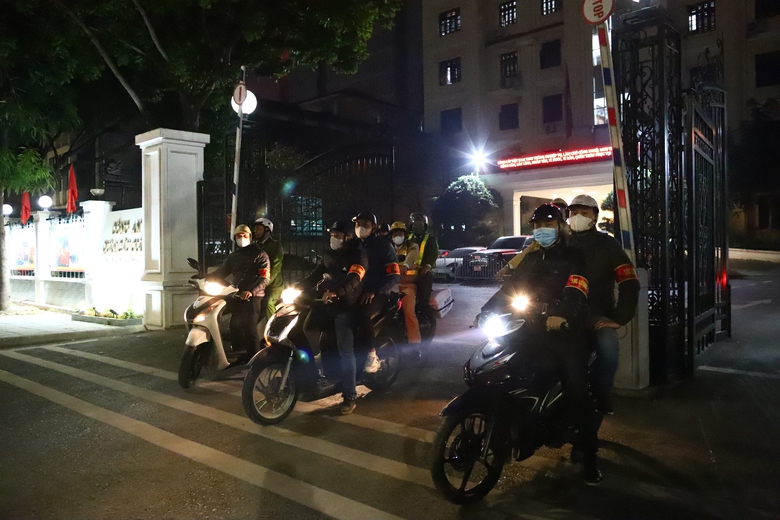 Xuy&ecirc;n đ&ecirc;m theo ch&acirc;n c&aacute;c "khắc tinh" tội phạm đường phố- Ảnh 1.