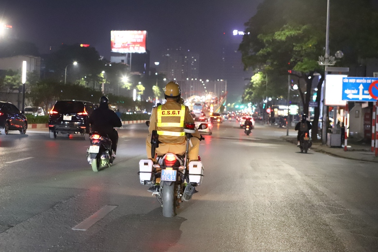 Xuy&ecirc;n đ&ecirc;m theo ch&acirc;n c&aacute;c "khắc tinh" tội phạm đường phố- Ảnh 2.