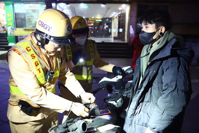 Xuy&ecirc;n đ&ecirc;m theo ch&acirc;n c&aacute;c "khắc tinh" tội phạm đường phố- Ảnh 5.