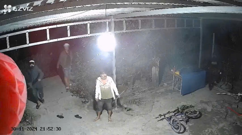 Đứng giữa đường ăn cơm, thanh ni&ecirc;n bị rượt ch&eacute;m- Ảnh 1.