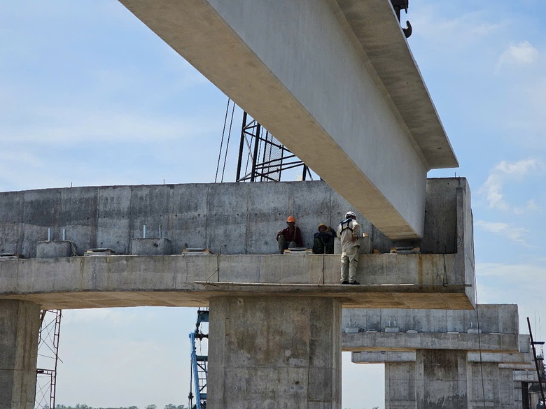 G&aacute;c 42 dầm cầu Đại Ng&atilde;i 2, nối C&ugrave; Lao Dung với quốc lộ Nam S&ocirc;ng Hậu- Ảnh 1.