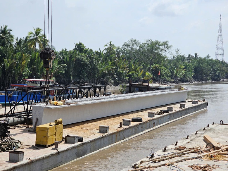 G&aacute;c 42 dầm cầu Đại Ng&atilde;i 2, nối C&ugrave; Lao Dung với quốc lộ Nam S&ocirc;ng Hậu- Ảnh 2.