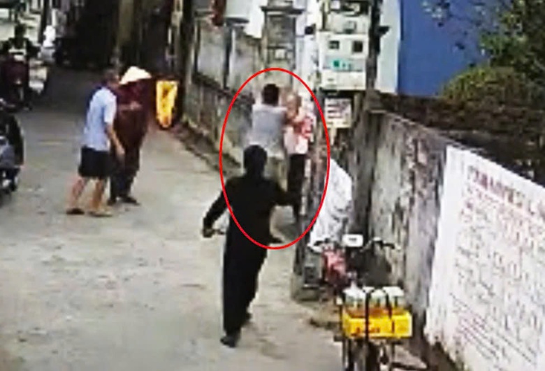 Khởi tố đối tượng h&agrave;nh hung cụ &ocirc;ng thương binh 82 tuổi ở Th&aacute;i B&igrave;nh- Ảnh 1.