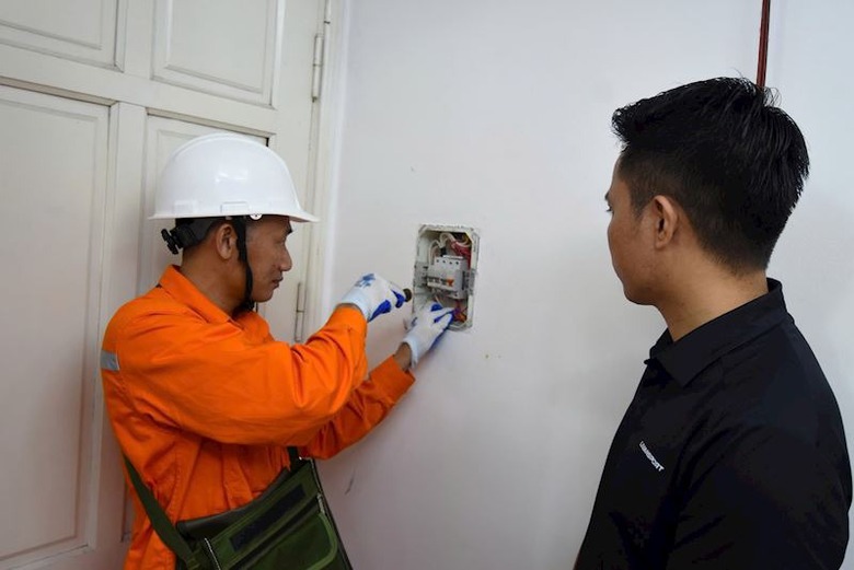 EVNHANOI "đến tận ng&otilde;, g&otilde; từng nh&agrave;" hướng dẫn người d&acirc;n sử dụng điện an to&agrave;n, tiết kiệm- Ảnh 2.