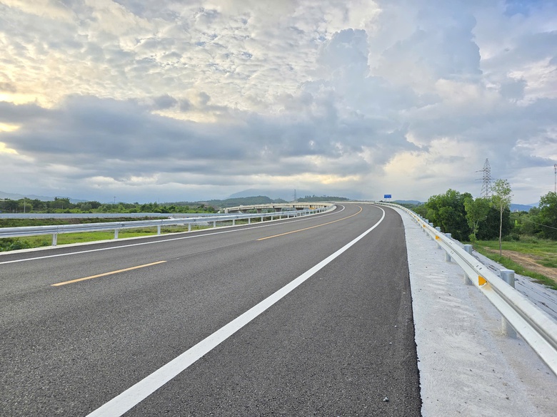 Chủ đầu tư n&oacute;i g&igrave; về đề xuất khai th&aacute;c sớm gần 70km cao tốc V&acirc;n Phong - Nha Trang?- Ảnh 1.