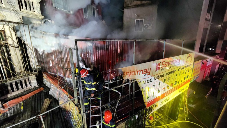 Ch&aacute;y lớn qu&aacute;n c&agrave; ph&ecirc; h&aacute;t cho nhau nghe ở Phạm Văn Đồng, nhiều nạn nh&acirc;n được đưa ra- Ảnh 6.