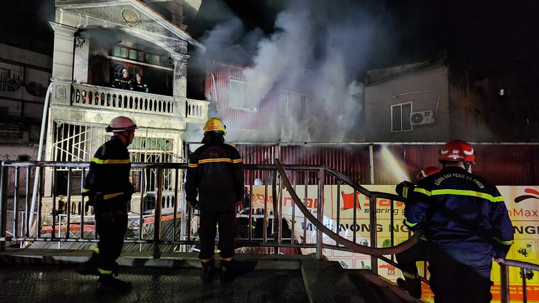 Ch&aacute;y lớn qu&aacute;n c&agrave; ph&ecirc; h&aacute;t cho nhau nghe ở Phạm Văn Đồng, nhiều nạn nh&acirc;n được đưa ra- Ảnh 1.