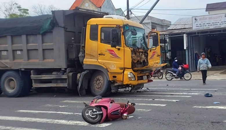 Hiện trường vụ xe tải va chạm xe m&aacute;y, đ&acirc;m hỏng hộ lan tr&ecirc;n QL1A.