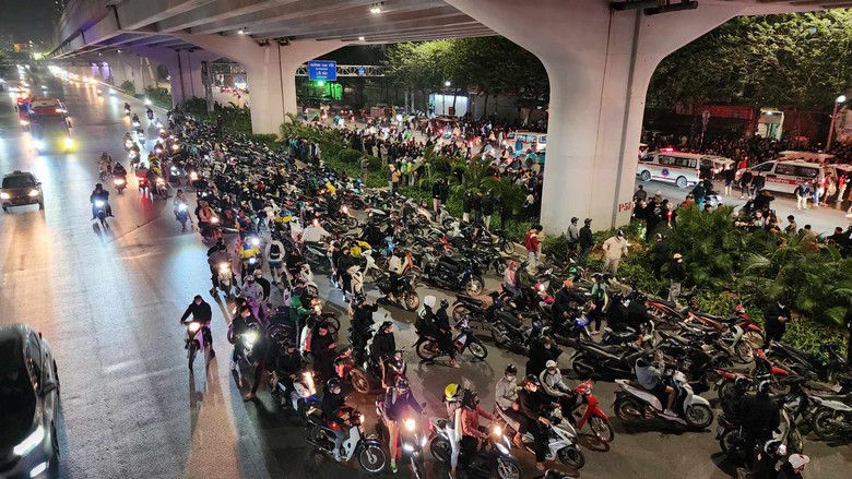 Ch&aacute;y lớn qu&aacute;n c&agrave; ph&ecirc; h&aacute;t cho nhau nghe ở Phạm Văn Đồng, nhiều nạn nh&acirc;n được đưa ra- Ảnh 9.
