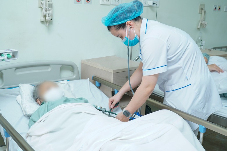 Cụ b&agrave; 85 tuổi thủng dạ d&agrave;y v&igrave; tự &yacute; d&ugrave;ng thuốc điều trị đau cột sống- Ảnh 1.