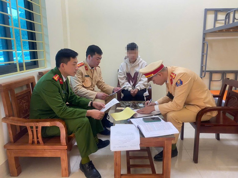 Nam thanh ni&ecirc;n bốc đầu xe m&ocirc; t&ocirc; tr&ecirc;n cầu M&oacute;ng Sến bị tước GPLX 3 th&aacute;ng- Ảnh 1.