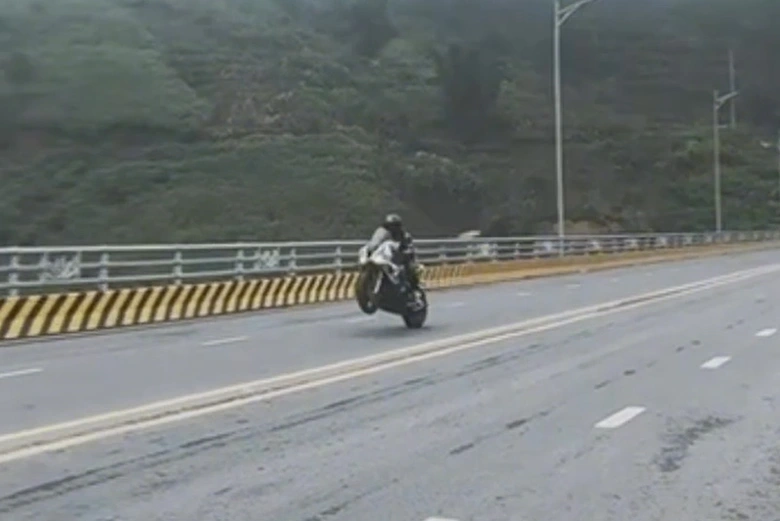 Nam thanh ni&ecirc;n bốc đầu xe m&ocirc; t&ocirc; tr&ecirc;n cầu M&oacute;ng Sến bị tước GPLX 3 th&aacute;ng- Ảnh 2.