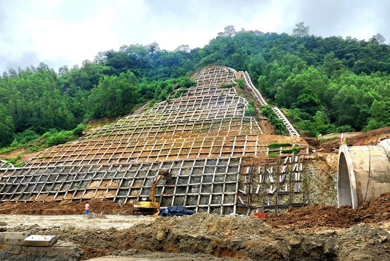 Vượt mưa dầm thi c&ocirc;ng cao tốc Quảng Ng&atilde;i - Ho&agrave;i Nhơn- Ảnh 4.
