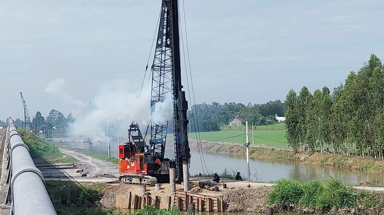 Tuyến Cao L&atilde;nh - Lộ Tẻ vẫn chờ c&aacute;t để tăng tốc thi c&ocirc;ng- Ảnh 2.