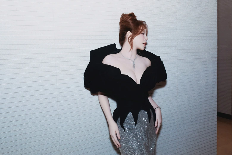 "Ph&uacute; b&agrave;" L&yacute; Nh&atilde; Kỳ d&aacute;t kim cương 3 tỷ đồng đi sự kiện- Ảnh 1.