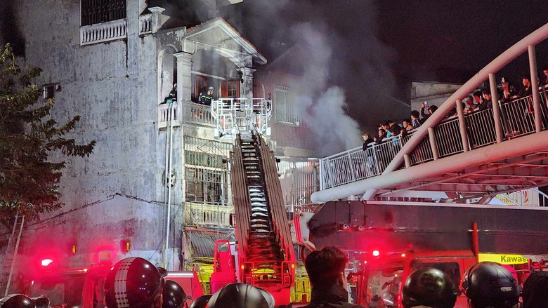 Ch&aacute;y lớn qu&aacute;n c&agrave; ph&ecirc; h&aacute;t cho nhau nghe ở Phạm Văn Đồng, nhiều nạn nh&acirc;n được đưa ra- Ảnh 5.