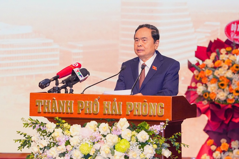 Chủ tịch Quốc hội trao nghị quyết về tổ chức ch&iacute;nh quyền đ&ocirc; thị TP Hải Ph&ograve;ng - Ảnh 1.