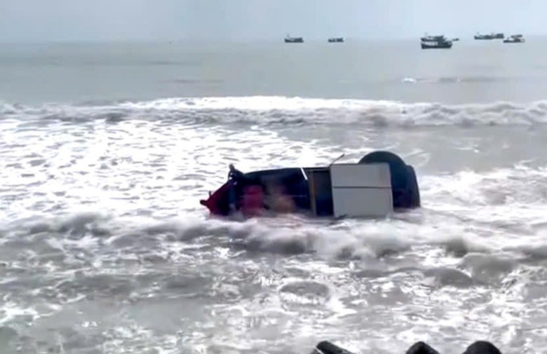 T&agrave;u c&aacute; mắc cạn bị ch&igrave;m ở cửa biển La Gi, 3 thuyền vi&ecirc;n nhảy xuống biển- Ảnh 1.