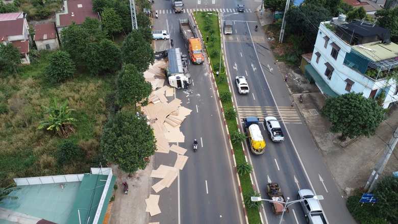 Tr&aacute;nh xe m&aacute;y, xe tải trượt d&agrave;i rồi lật nghi&ecirc;ng tr&ecirc;n đường- Ảnh 1.