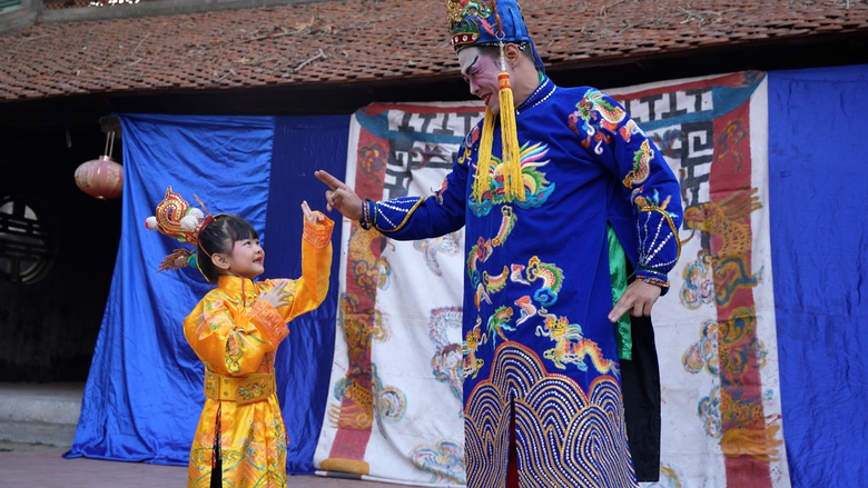 Trung Ruồi v&agrave; con g&aacute;i 4 tuổi diễn tuồng cổ trong &ldquo;Cha con vạn dặm&rdquo;- Ảnh 5.