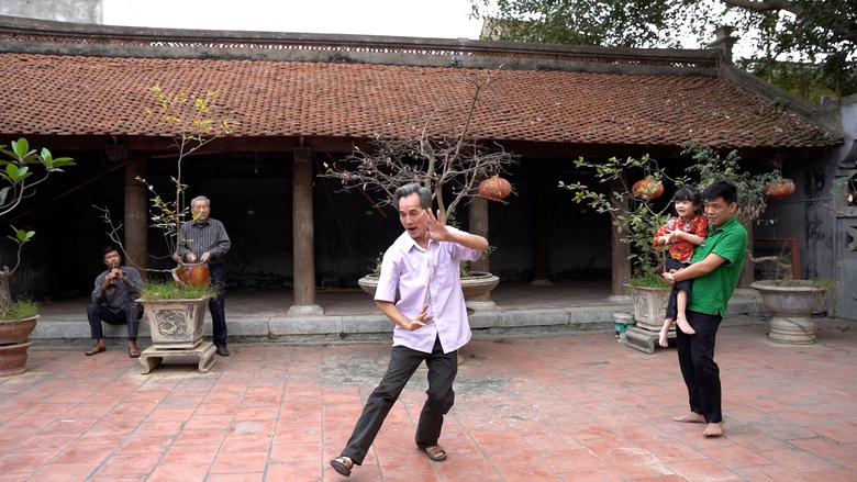 Trung Ruồi v&agrave; con g&aacute;i 4 tuổi diễn tuồng cổ trong &ldquo;Cha con vạn dặm&rdquo;- Ảnh 1.