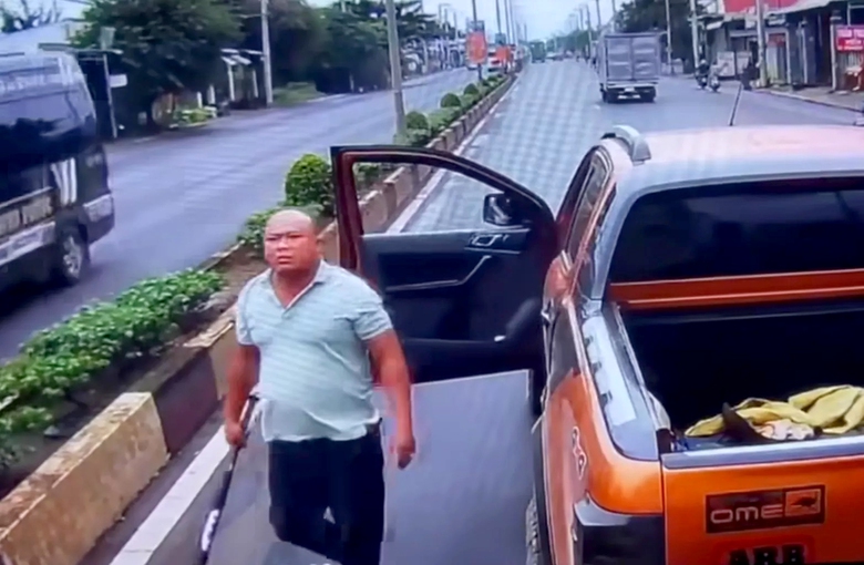 Ra đường động ch&uacute;t ẩu đả, v&igrave; sao?- Ảnh 2.