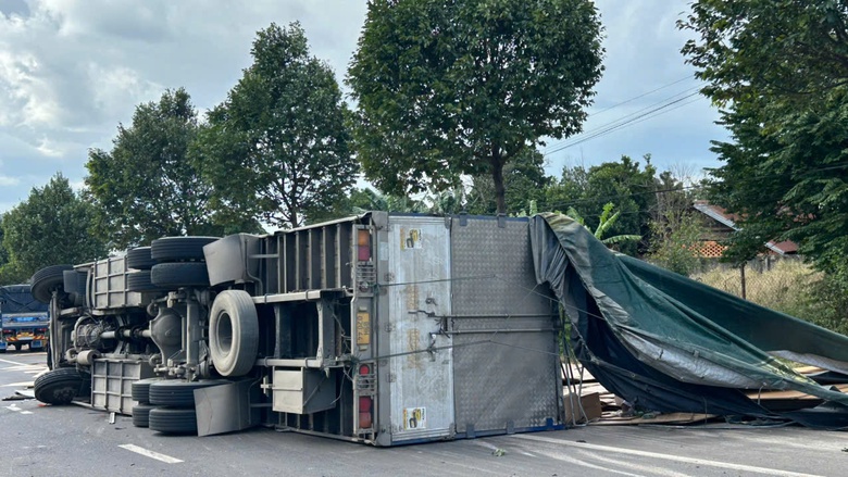 Tr&aacute;nh xe m&aacute;y, xe tải trượt d&agrave;i rồi lật nghi&ecirc;ng tr&ecirc;n đường- Ảnh 5.