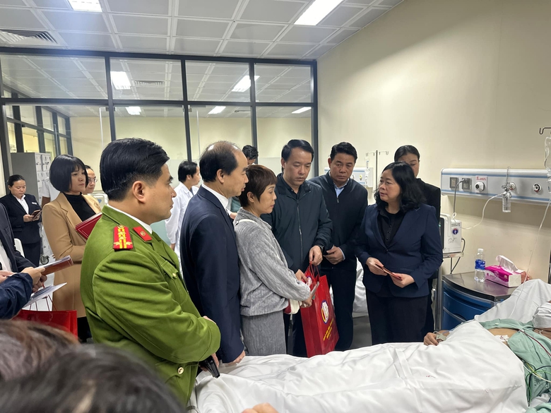 Ph&oacute; thủ tướng v&agrave; l&atilde;nh đạo H&agrave; Nội tới hiện trường, thăm hỏi nạn nh&acirc;n vụ ch&aacute;y qu&aacute;n c&agrave; ph&ecirc;- Ảnh 3.