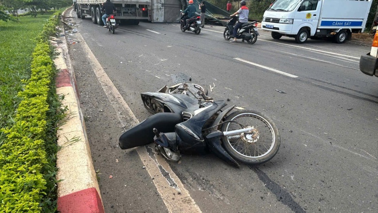 Tr&aacute;nh xe m&aacute;y, xe tải trượt d&agrave;i rồi lật nghi&ecirc;ng tr&ecirc;n đường- Ảnh 3.