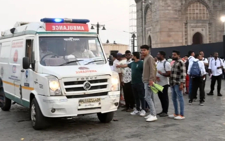 T&agrave;u hải qu&acirc;n Ấn Độ va chạm ph&agrave; chở kh&aacute;ch, &iacute;t nhất 13 người thiệt mạng