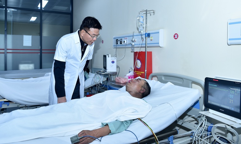 Ph&oacute; thủ tướng v&agrave; l&atilde;nh đạo H&agrave; Nội tới hiện trường, thăm hỏi nạn nh&acirc;n vụ ch&aacute;y qu&aacute;n c&agrave; ph&ecirc;- Ảnh 2.