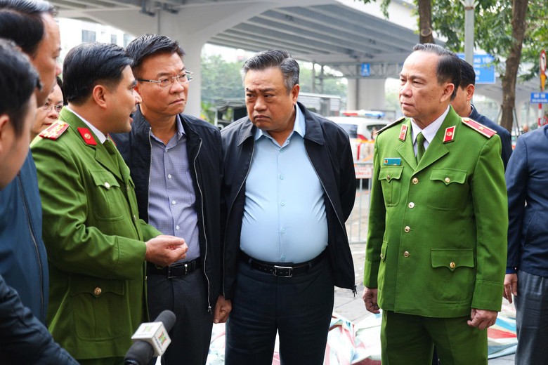 Ph&oacute; thủ tướng v&agrave; l&atilde;nh đạo H&agrave; Nội tới hiện trường, thăm hỏi nạn nh&acirc;n vụ ch&aacute;y qu&aacute;n c&agrave; ph&ecirc;- Ảnh 1.
