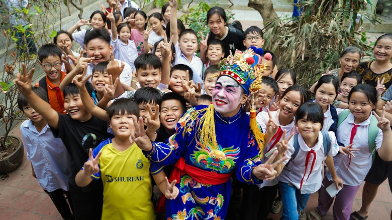 Trung Ruồi v&agrave; con g&aacute;i 4 tuổi diễn tuồng cổ trong &ldquo;Cha con vạn dặm&rdquo;- Ảnh 6.