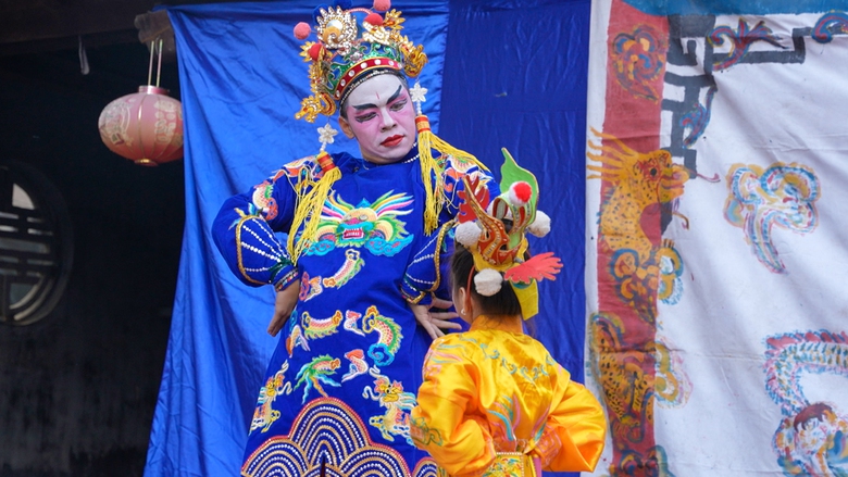 Trung Ruồi v&agrave; con g&aacute;i 4 tuổi diễn tuồng cổ trong &ldquo;Cha con vạn dặm&rdquo;- Ảnh 4.