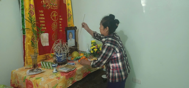 Vợ mất do TNGT, chồng tật nguyền c&ugrave;ng 2 con nhỏ sống nương tựa mẹ gi&agrave;- Ảnh 1.
