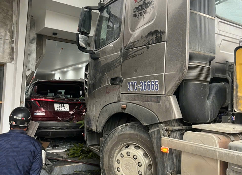 Xe đầu k&eacute;o lao v&agrave;o nh&agrave; d&acirc;n ủi bay &ocirc; t&ocirc; con ở H&agrave; Tĩnh- Ảnh 2.