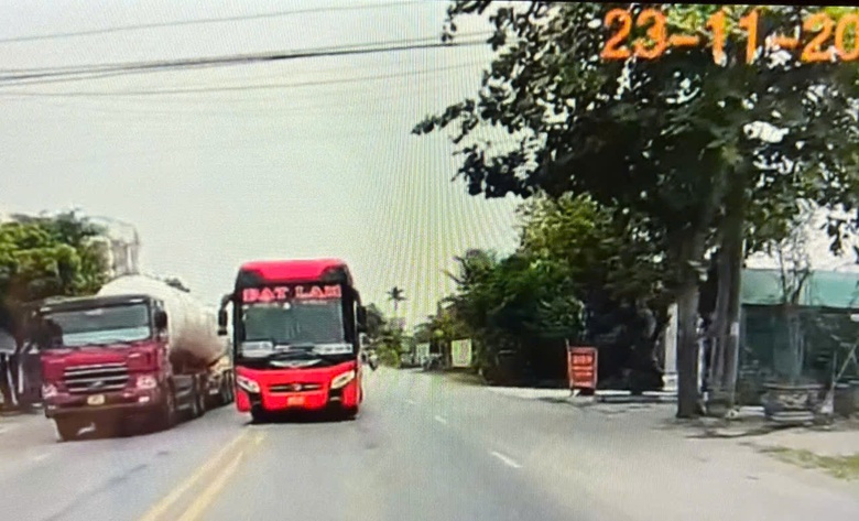Từ tin nhắn qua zalo, C&ocirc;ng an Th&aacute;i B&igrave;nh phạt nguội xe kh&aacute;ch lấn l&agrave;n, vượt ẩu- Ảnh 2.