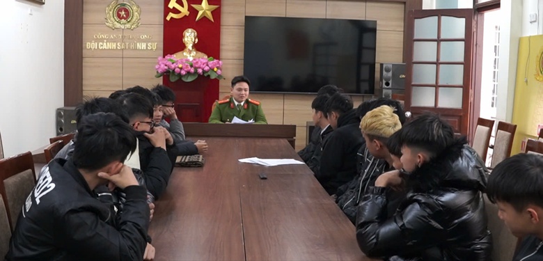 Triệu tập 16 thanh, thiếu ni&ecirc;n d&ugrave;ng hung kh&iacute; hỗn chiến đường phố TP Hạ Long l&uacute;c nửa đ&ecirc;m- Ảnh 1.