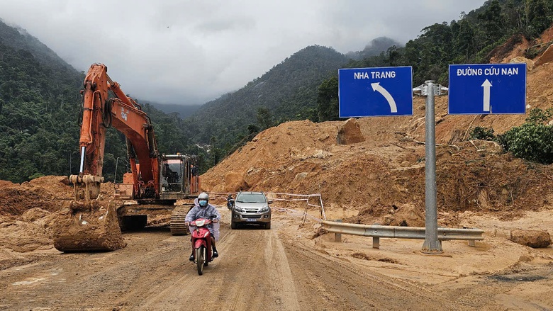 Sạt lở vẫn phức tạp, xem x&eacute;t cấm lưu th&ocirc;ng qua đ&egrave;o Kh&aacute;nh L&ecirc;- Ảnh 1.