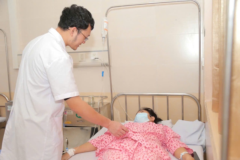 Chịu đau suốt 3 ng&agrave;y, một phụ nữ nhập viện với khối u buồng trứng to như quả bưởi- Ảnh 1.