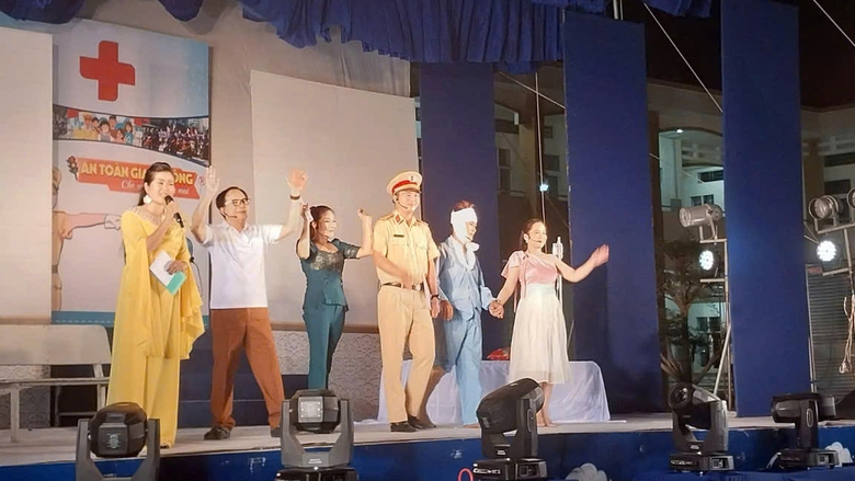 C&agrave; Mau: Tiểu phẩm cải lương tuy&ecirc;n truyền ATGT trong trường học mang lại hiệu ứng t&iacute;ch cực- Ảnh 1.