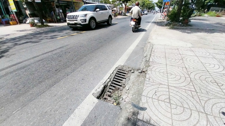 Nhiều nắp cống trên QL30 Đồng Tháp hư hỏng, người đi đường nơm nớp lo mắc "bẫy"- Ảnh 1. Nhiều nắp cống trên QL30 Đồng Tháp hư hỏng, người đi đường nơm nớp lo mắc "bẫy"- Ảnh 1.